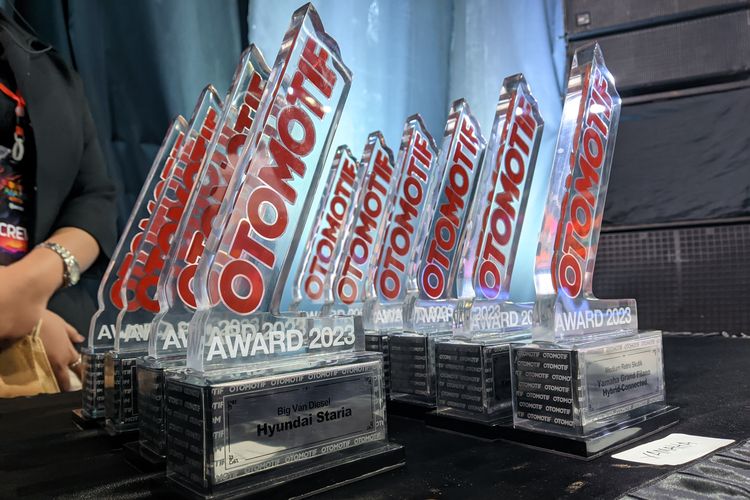 All New Toyota Innova Zenix Hybrid Raih Car of the Year Otomotif Award 2023