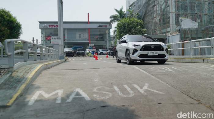 Gaspol Toyota Yaris Cross Hybrid Jakarta-Bandung Modal Bensin Rp 100.000