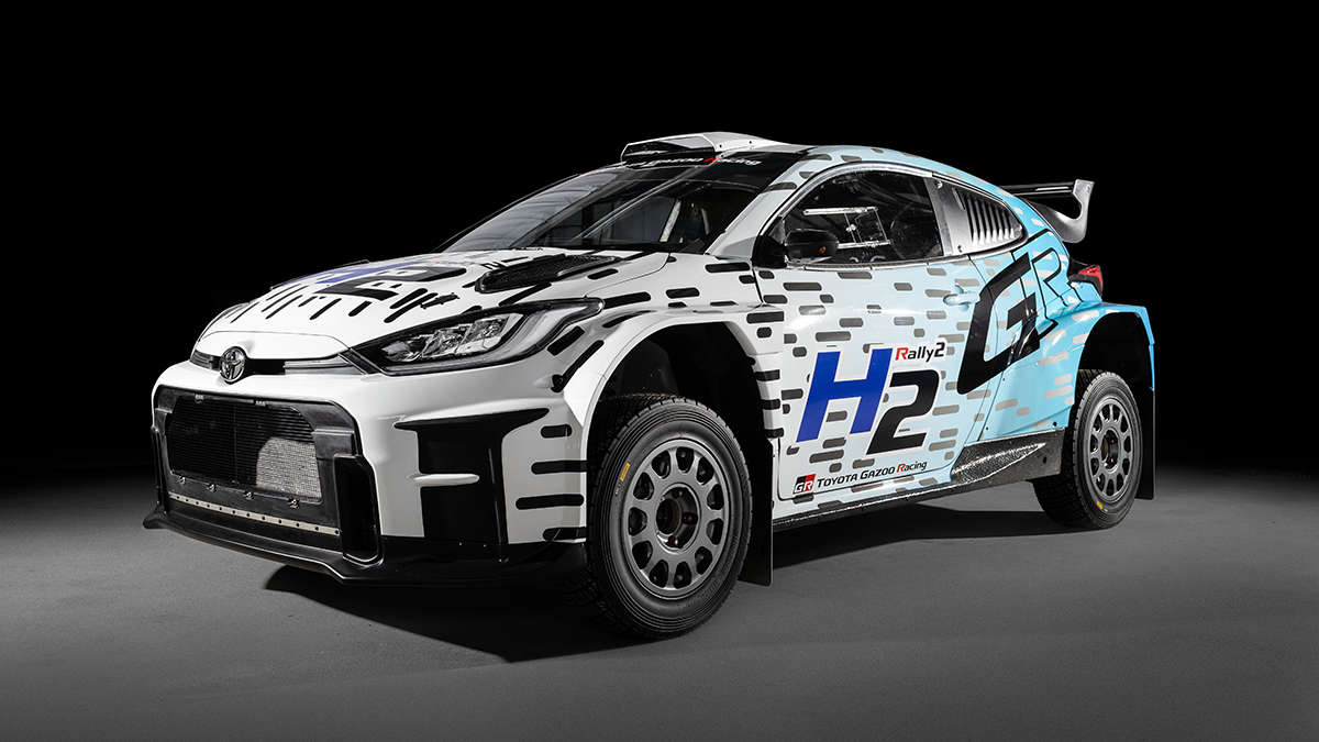 TOYOTA GAZOO Racing (TGR) akan memperkenalkan GR Yaris Rally2 H2 Concept di ajang Reli Finlandia 2025, sebuah mobil reli yang menggunakan mesin pembakaran internal (ICE) berbahan bakar hidrogen. Langkah ini merupakan bagian dari upaya Toyota dalam mempercepat pengembangan mobil balap yang lebih baik sekaligus mendukung terciptanya masyarakat dengan emisi karbon netral. Sejak 2021, Toyota telah menggunakan Corolla bermesin hidrogen dalam kejuaraan balap touring Super Taikyu di Jepang sebagai laboratorium berjalan untuk teknologi ini. Salah satu tokoh penting dalam pengembangan GR Yaris Rally2 H2 Concept adalah Jari-Matti Latvala, Kepala Tim TOYOTA GAZOO Racing World Rally Team (TGR-WRT). Ia telah menjajal performa mobil ini di lintasan reli dan memberikan masukan berharga dalam proses pengembangannya. Penggunaan teknologi mesin hidrogen dalam ajang reli bukan hal baru bagi Toyota. Pada tahun 2022, GR Yaris H2 versi eksperimental sempat dipamerkan untuk pertama kalinya di Eropa melalui ajang Reli Belgia dalam kejuaraan World Rally Championship (WRC), dikemudikan langsung oleh Akio Toyoda dan legenda reli Juha Kankkunen. Sejak penampilan perdananya itu, pengembangan terus dilakukan hingga lahirnya GR Yaris Rally2 H2 Concept yang akan didemonstrasikan di Reli Finlandia. Kehadiran mobil ini membuka peluang bagi penggemar reli untuk menyaksikan langsung potensi energi hidrogen dalam balapan — menawarkan performa tinggi namun tetap ramah lingkungan sebagai bagian dari transisi menuju motorsport bebas karbon. Mobil konsep ini dibangun berdasarkan platform GR Yaris Rally2 yang telah terbukti sukses di lintasan balap. Kendaraan ini mengusung mesin pembakaran internal yang menggunakan hidrogen terkompresi sebagai bahan bakar. Teknologi tersebut mampu memberikan sensasi suara dan performa layaknya mobil balap konvensional, namun dengan emisi yang nyaris nol. GR Yaris Rally2 H2 dikembangkan di kantor pusat TGR-WRT yang berlokasi di Jyväskylä, Finlandia. Prototipe mobil telah melalui berbagai pengujian di jalanan lokal, termasuk jalur berbatu dan hutan yang menyerupai kondisi khas lintasan Reli Finlandia. Untuk penampilan perdananya di depan publik, GR Yaris Rally2 H2 Concept akan tampil dalam etape Harju yang berada di pusat kota Jyväskylä. Etape ini akan menjadi pembuka reli dan kembali digunakan sebagai Special Stage 10 (SS10) pada hari Jumat. Di balik kemudi mobil akan hadir Juha Kankkunen, juara dunia reli empat kali yang saat ini menjabat sebagai Wakil Kepala Tim TGR-WRT. Selain sesi demonstrasi, GR Yaris Rally2 H2 juga akan dipajang di area pameran khusus bersama kendaraan berbahan bakar hidrogen lainnya, seperti Toyota Mirai dan Tundra. Pameran ini merupakan bagian dari kampanye teknologi hidrogen yang tersebar di berbagai titik kota Jyväskylä selama acara berlangsung.