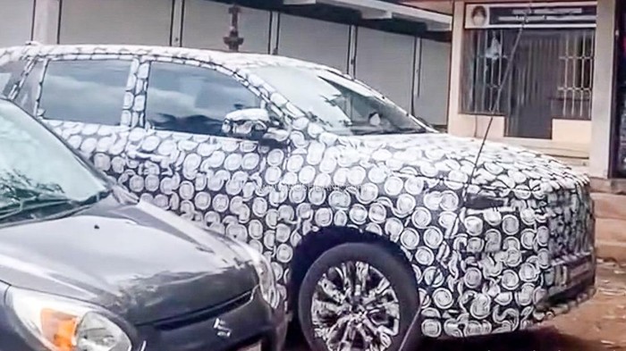 Tertangkap Kamera Saat Uji Jalan, Penampakan Toyota Innova Zenix Facelift Makin Mirip Hilux